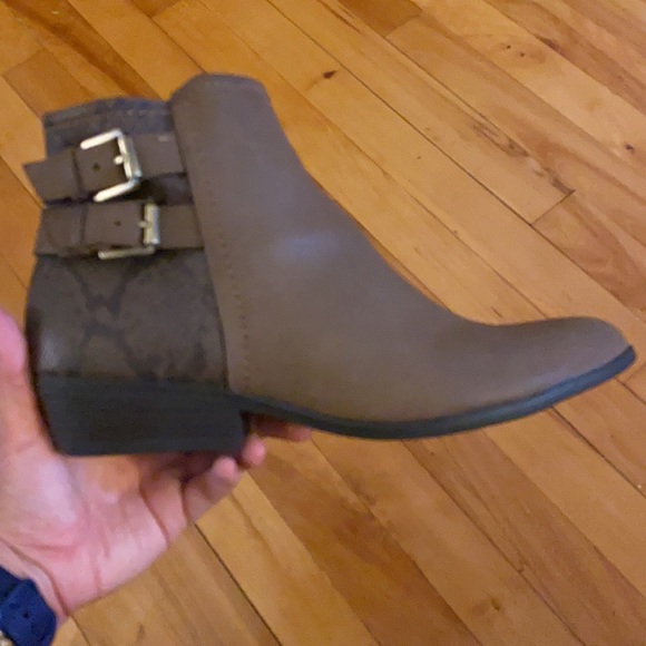 Ankle Boots. Tan/Snake. Size 9. - Picture 2 of 11